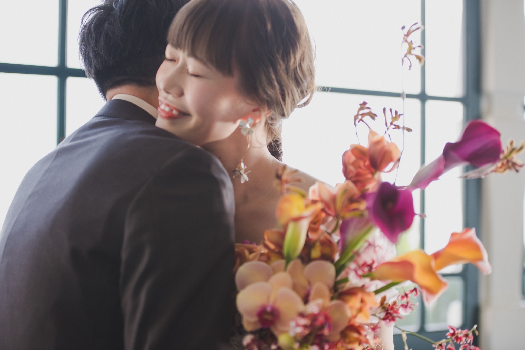 結婚式の仕事に携わってもうかなり経ちます。今までどれぐらいの新郎新婦さん、家族とお会いしてきたんだろう。とふと思いますがもうもはやよくわかりません。笑たくさんのご家族とお会いし、話をしましたが同じ家族なんてもちろん一つもなくて、それぞれに色んなバックボーンがあり積み上げてきた想いがあり家族の歴史があり・・・皆さんのそういった話を根掘り葉掘り聞けるお仕事ってなかなかないだろうな〜とありがたく思います。話を伺う時に大切にしていること！プランナーとしてではなく、「1人の人間として向き合いうこと」はいつも心がけていることです。相手をズルむけにして話をさせるんだから自分だってズルむけにならないと相手に対して失礼！と思うから。そんなことを考えているとふと「結婚式の仕事に携わって1番身についた力」ってなんだろうと考えた。段取りするとか、察知能力とかなにか色々とあるけど、「人生をドラマチックに切り取る力」だと最近気が付きました。話をしてもらったことに対して、相槌をして投げてもらったボールを受け取るだけではなくて私の視点で2人の人生を切り取り、そこに私自身が経験してきたことや気持ちを乗せて見えてくる想いや事実を想像や妄想であっても伝えて、ボールを投げ返す！そうして会話のキャッチボールをすることが心を開いて話してくれることへ「敬意を表する」ことだと思っています。そしてやっと新郎新婦さんと会話のキャッチボールができるし、人として信頼してもらえると思っています。だから、「聞き上手」って結局「話上手」なことなんですよね。知らんけど。笑新郎新婦さんと会って話をする時、2人が交わす会話、表情、2人の中での主導権、私の質問に対しての答え、答え方　そういったことを見ていると、2人のバックボーンや考え方とか大事にしていることとか、きっとこんなご家族なんかなーとか、そんな事がぐーーっと見えてくるし、ただの妄想やんって言われることもあるけど、妄想力には断然自信はあるし、年々妄想の精度は上がってきております。笑そして、それは子どもの世界でも同じことで、子どもの撮影していても、表情、行動ひとつ切り取って見てみてもその家族や親御さんの表情や想いが見えてきます。結婚式で培った力を今は子どもを通して遺憾無く発揮していると思っています。人生をドラマチックに切り取る力と比例して自分の涙腺もどんどん弱くなってきてちょっと恥ずかしい時もあります。だけど、涙が出るということは、心の感度を確かめるにはいい目安だし、心動かされることに出会える仕事、生活をしていることには幸せだなと日々感じています。なんかよくわからないことをつらつら書きましたが、私はとにかくシンプルに人が好きなんだなと・・ということが言いたかったんだと思います！笑これからもそんな気持ちで人として体当たりで向き合っていきたいと思います！という決意表明でした。