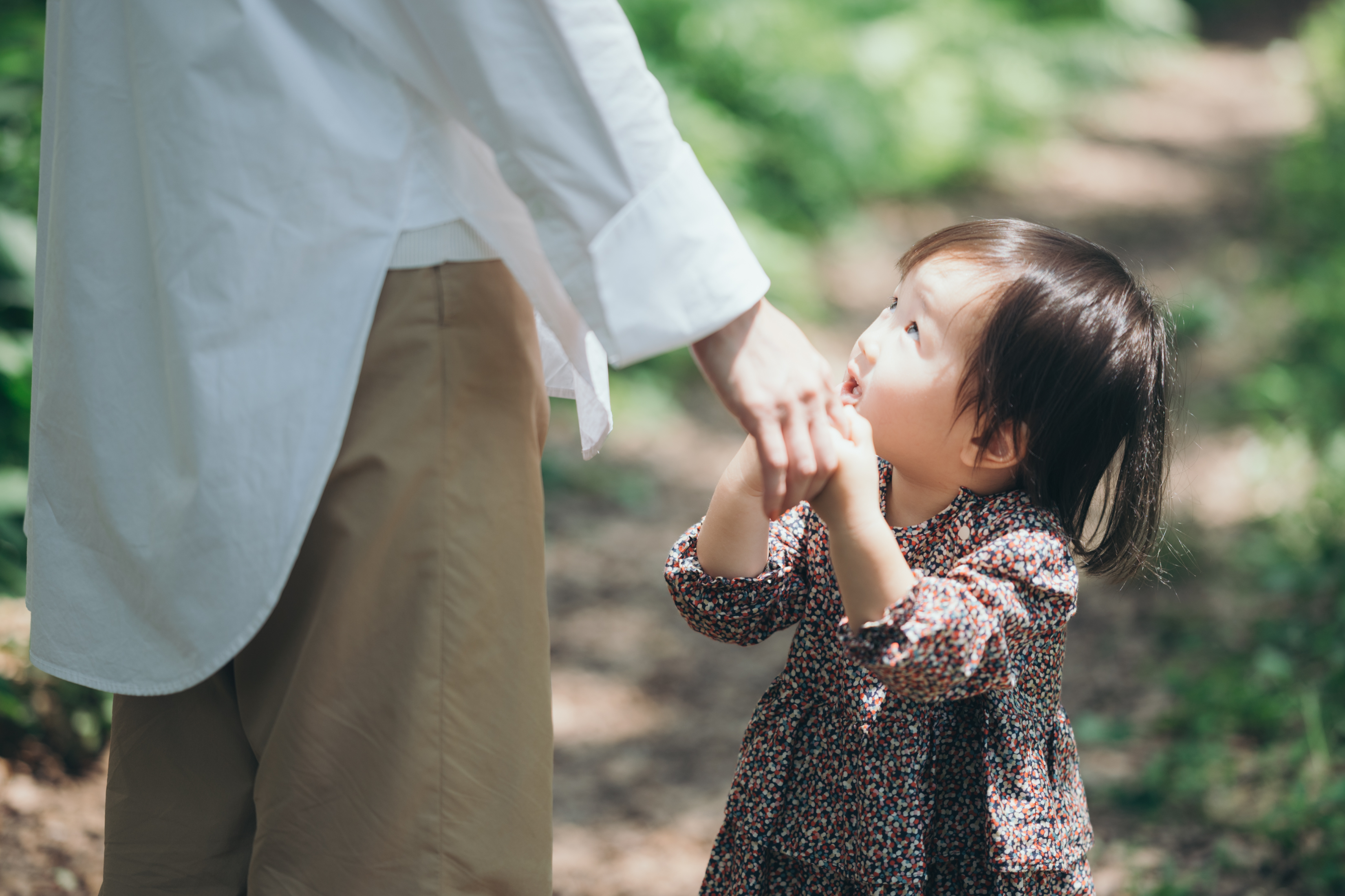 ＜体は食べたもので作られる＞＜心は聞いた言葉で作られる＞＜未来は語った言葉で作られる＞誰かが言っていたのか本で読んだのか忘れたがずっと仕事でも育児でも自分の生活でも大切にしている言葉です。子育てする上で、親である自分がしてあげれることなんて、限られてるなーーって日々考えさせられながら過ごす中、唯一・・本当これだけ・・・ちゃんとやって来れたかなと思うのがちゃんとご飯を作ること。そして、一緒に食卓を囲んで食べること。と言ってもオーガニックにこだわるとか、無添加で・・とかそんなことまでは出来ないんだけどちゃんと自分の手で作ってあげて、一緒にその日にあったことを喋りながら、ご飯を食べることが唯一してあげれることかも・・と最近思うようになりました。「体は食べたもので作られる！」それを聞くと、より一層手抜きができなくなりました・・笑「心は聞いた言葉で作られる」ついつい家族だと言わなくてもわかってくれるだろうって思ってしまうけれど、それはただの甘えで、家族だからこそちゃんと言葉にする責任があると思います。だから、なるべく思ったことや感じたことは子供達に言葉にして伝えるようにしています。イライラしている時も、理不尽なことを言っている自分に気がついた時もなんで理不尽な事を言ったのか・・という自己分析まで伝えるようにしています。笑子どもたちからしたら、、、「いやいや知らんしーー」っていう感情だと思うけど。笑お陰で？中一の長女が今最も興味があることが「面接」で（そんな趣味聞いたこともないが）早く自分の意見を大人にぶつけてみたいと、そんな理解不可能なことを言っているし、得意科目は何？と聞いたら道徳と答える。（親としては、５科目のどれかを答えてほしいところ笑）ある事柄について自分がどう考えるかを伝えるが好きらしい。夕食の時は、突如お題を出し、討論会を催す。先日のお題は「宇宙人はいるのか」イエスとNOに2:2に分かれて討論会。笑そんな場は、親の私も楽しいので、楽しく自分の意見を発する場を作ってあげるのはなかなかいいことかなと感じています。アウトプットをするから初めてインプットができる訳だし。学校の授業でインプットばかりでもアウトプットしてないと身につかないから。そのアウトプットする言葉で、語られる事が未来を作ることにつながっていく！そう感じます。３つの大切な言葉。それぞれ独立した言葉と思っていたが、実はつながっていると気づいた今日この頃です。