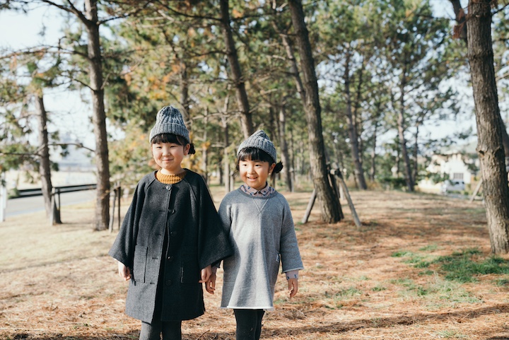 先日娘の小学校での授業のことを教えてくれた。自分の好きな言葉の語源を調べるという授業があったらしい。『行ってきますっていう言葉って、「行きます（が、必ず帰って）来ます」を省略したもの。大切な人を残して出かけるときに使うもので「出かけるけど帰ってくるよ」という約束を伝えてる言葉らしいよ』って教えてくれた。なんでそもそも調べる言葉を「行ってきます」にしたの？と聞くと娘がパパと最後に交わした会話が「行ってきます」「行ってらっしゃい」だったんだよ。だけど、パパは帰ってこなかったけどねーーと笑いながら話してくれた。日常の中で、意識せずに毎日使っている言葉だったけど、娘にとっては特別な言葉だったのか〜としみじみ。主人の死から、人生いつ終わるかなんて本当にわからないという言葉を骨身に染みて感じている私だったが最近は意識できていなかったなと、娘の言葉で振り返り、反省した今日この頃。毎朝、大きな声で「行ってきまーす！」という娘たちに、気持ちを込めて「行ってらっしゃい」と言葉をかけようと思います。